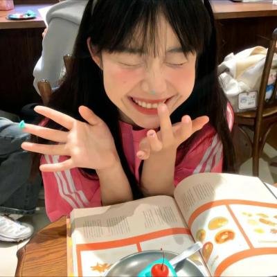 明天、我会成为谁的女友海报